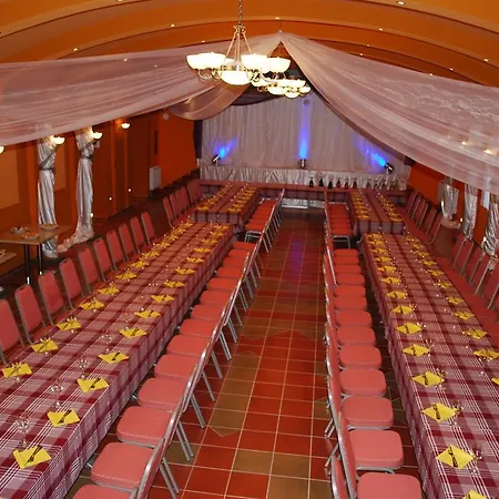 Aranytal Panzio Комаром